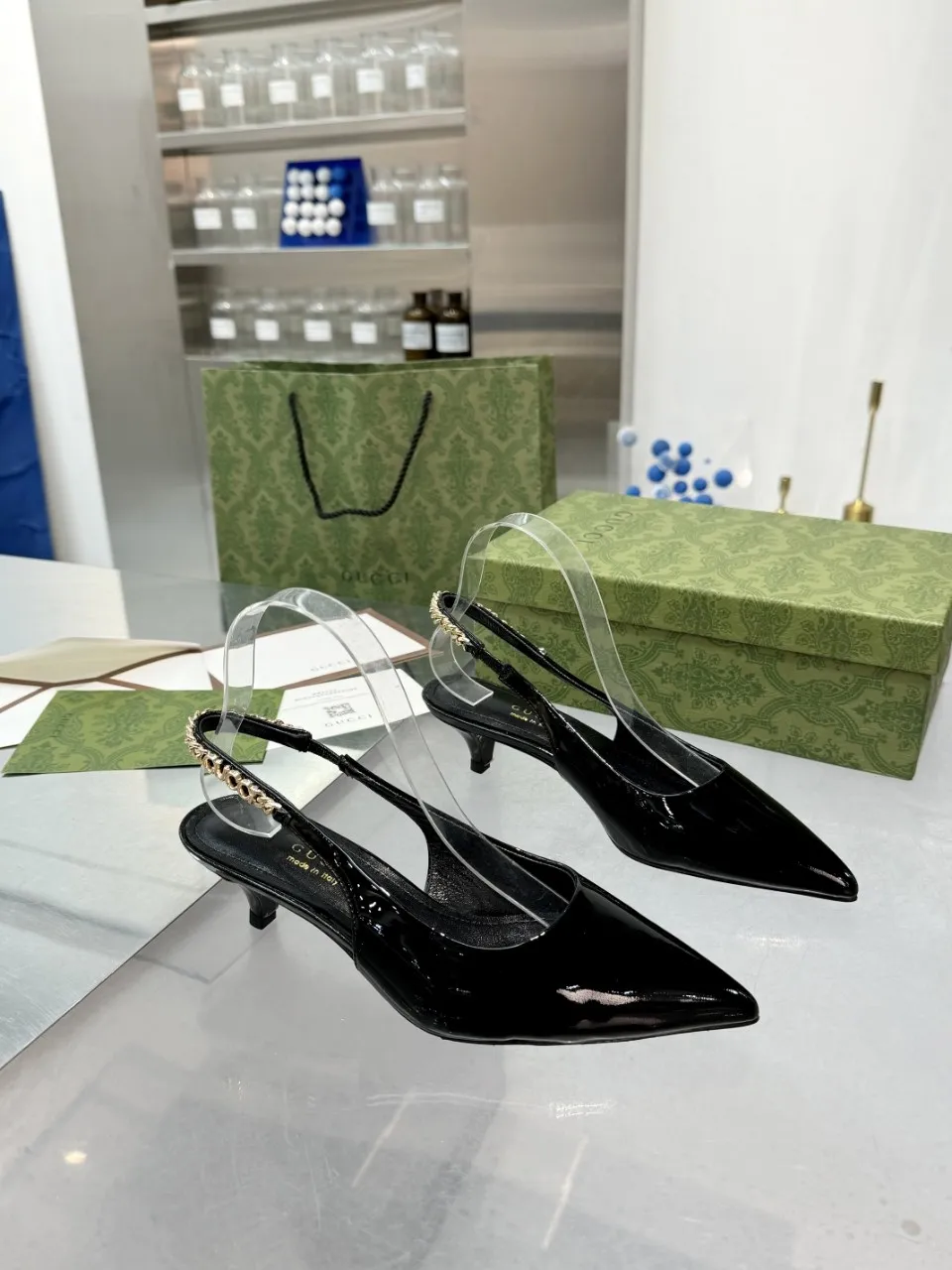 👟👟Ex-factory price 440👟👟 (genuine leather sole +40) Gucci Signoria pumps are named after the central square of Florence, recreating the classic and elegant style of the birthplace of the brand. Combining shiny patent leather with a pointed toe, these shoes are embellished with Gucci's signature chain, adding a stylish edge to your new season wardrobe. Upper: Made of first-layer imported patent cowhide/sheepskin lining. Outsole: rubber non-slip outsole/genuine leather outsole. Size: 35-42 (34/41 42 customized, non-refundable)